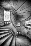 Фотообои Винтоая Лестница черно-белая
