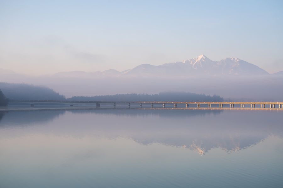 Фотообои Мост на фоне туманных гор